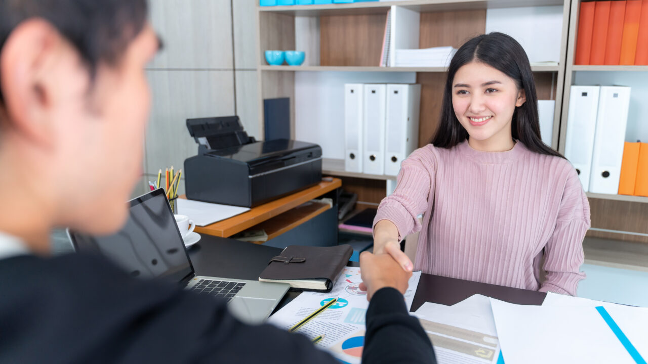 Sức Mạnh của Cử Chỉ Cơ Thể: Nâng Cao Trải Nghiệm Khách Hàng trong Ngành Dịch Vụ