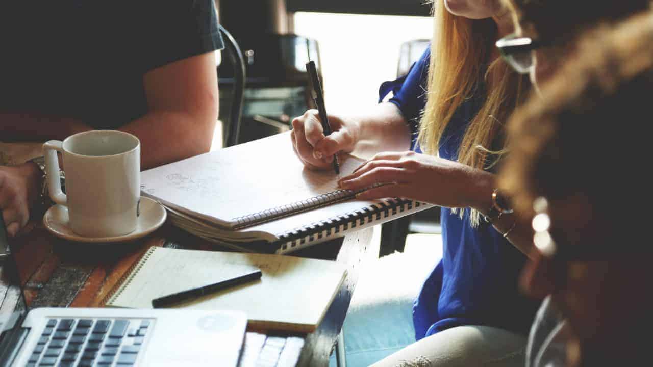 TẠI SAO MỘT CHƯƠNG TRÌNH QUẢN LÝ HỘI NGHỊ LẠI CẦN THIẾT GIỮA KHỦNG HOẢNG TOÀN CẦU?